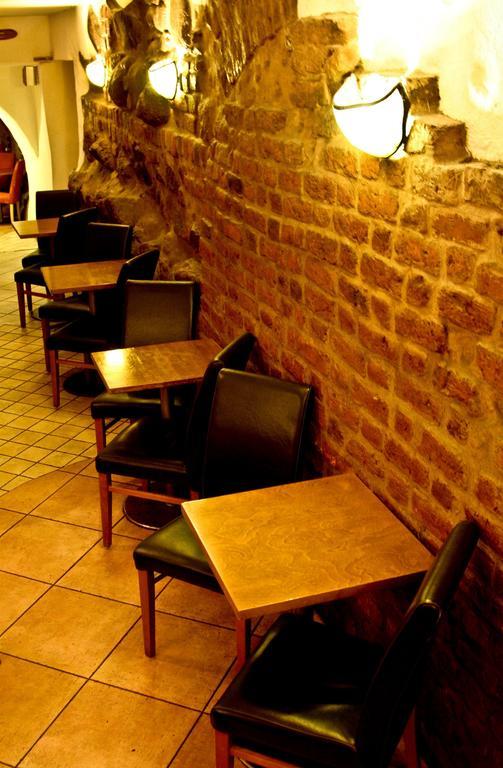 Academus Pub &
