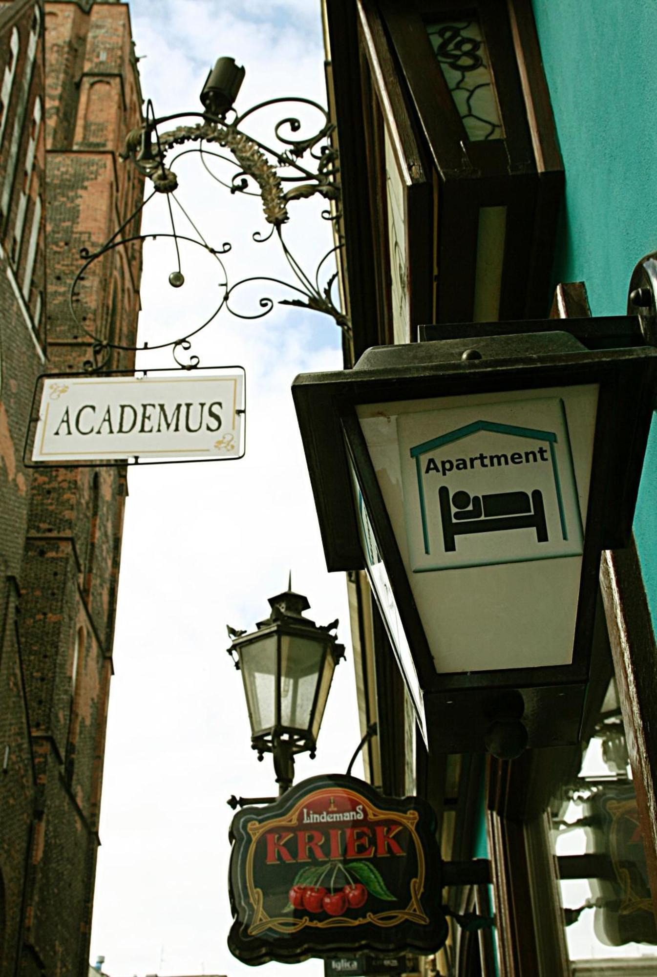 Nocleg ze śniadaniem Academus Pub & 3*