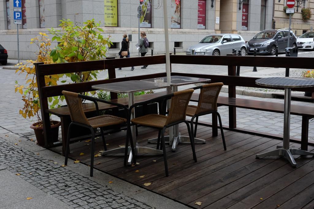 Nocleg ze śniadaniem Academus Pub & 3*